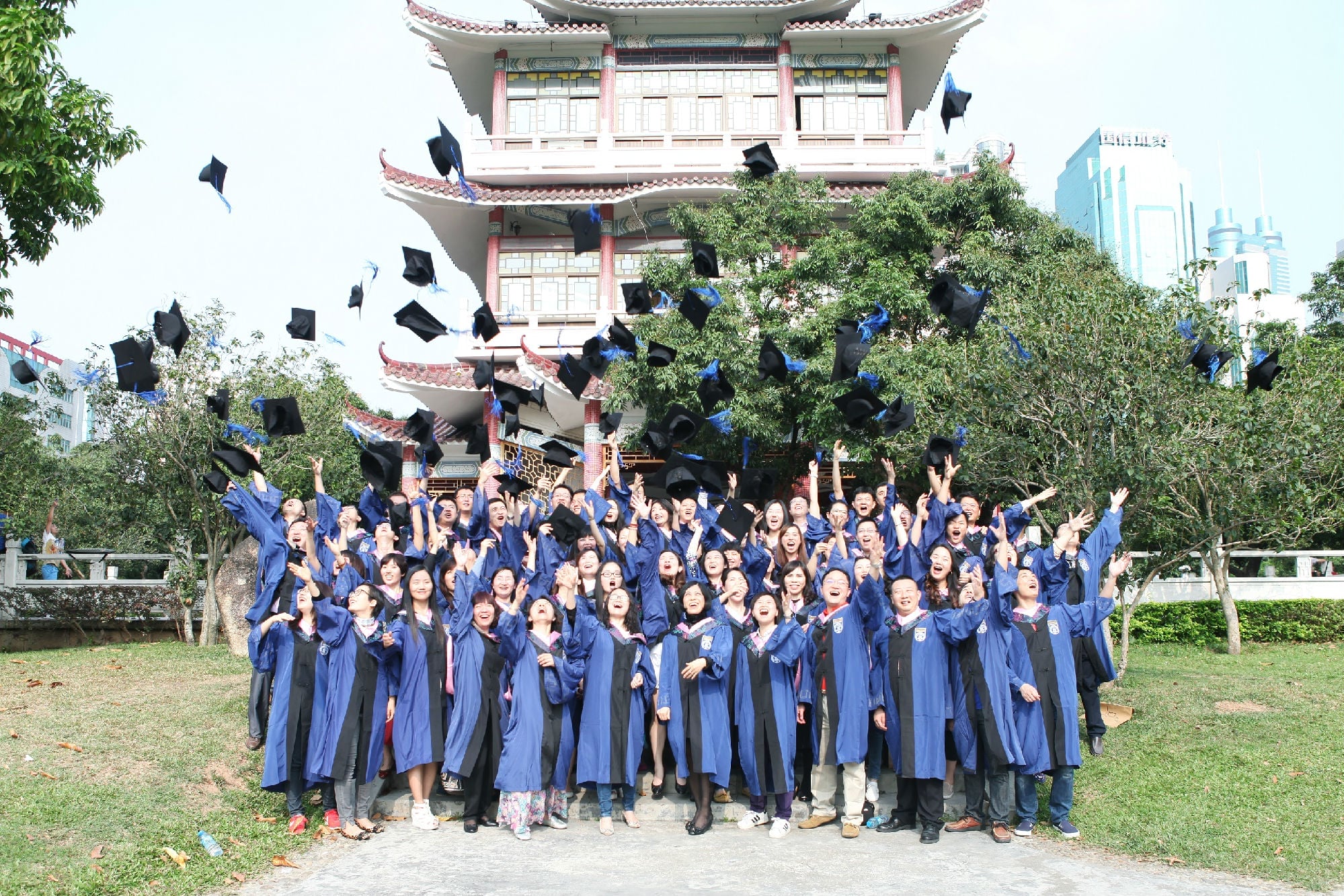 上海财经大学硕士学位深圳班毕业典礼举行