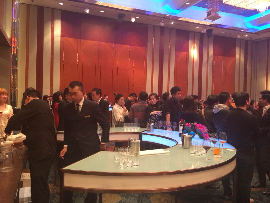 英国留学生在海归晚会上|深圳堂堂会计师事务所